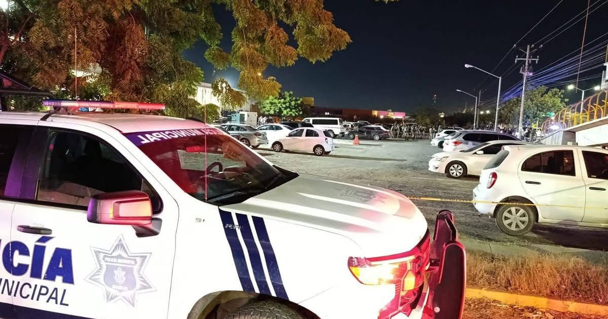 Vehículo de la Policía Municipal en estacionamiento nocturno