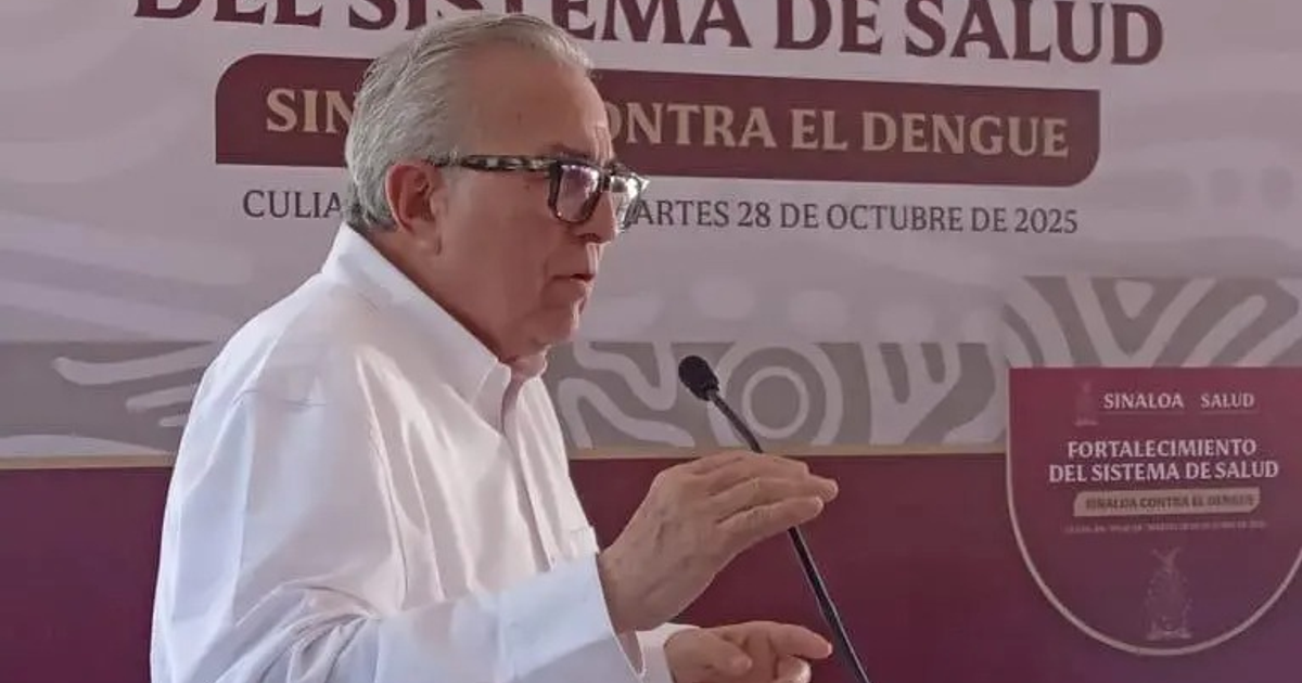 Hombre hablando en evento de salud en Sinaloa sobre campaña contra el dengue