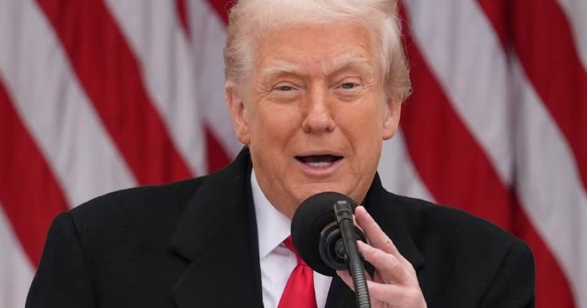 Funcionario hablando frente a un micrófono con fondo de rayas rojas y blancas, relacionado con la advertencia de Trump a Maduro.