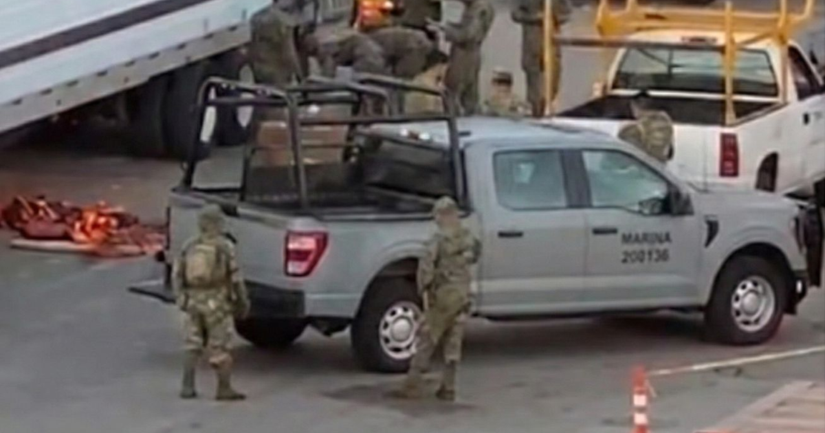 Camioneta de la marina y soldados en operación militar en Mazatlán