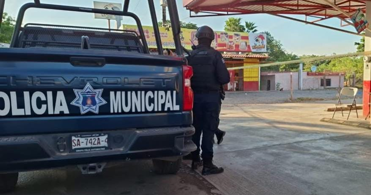 Policía municipal de Navolato en una zona resguardada por un homicidio reciente