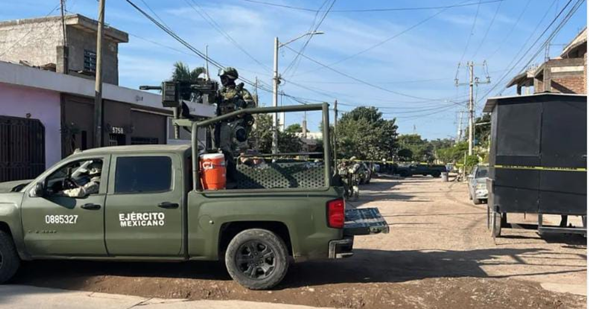 Vehículo militar del Ejército Mexicano en escena urbana en Culiacán, mostrando actividad militar posterior a incidente violento en colonia 5 de Febrero.