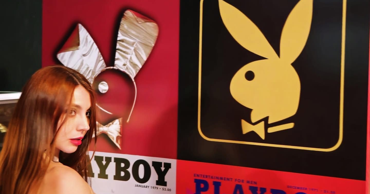 Emilia Vizcarra posando frente a carteles de Playboy en Los Ángeles