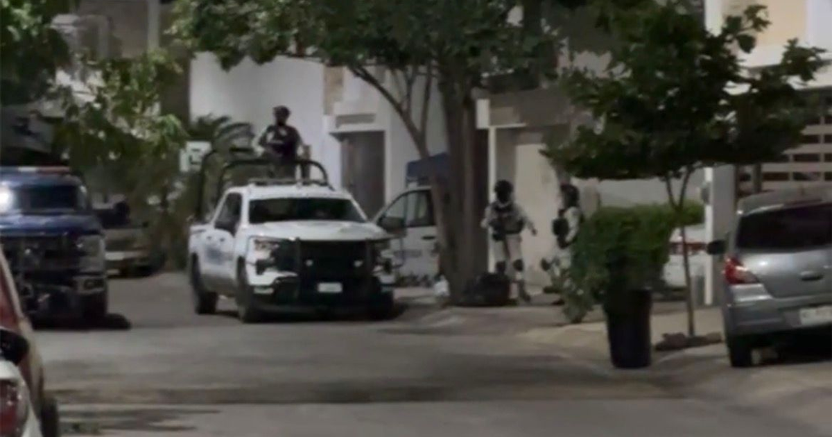 Camioneta de policía y oficiales en operativo en Culiacán, Sinaloa