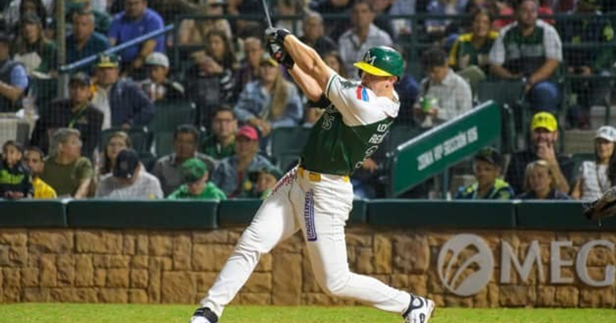 Jugador de béisbol de Cañeros en acción durante partido decisivo con los Venados