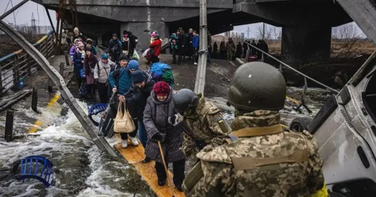Grupo de personas evacuando un área dañada en Kostiantynivka, asistidos por un soldado.