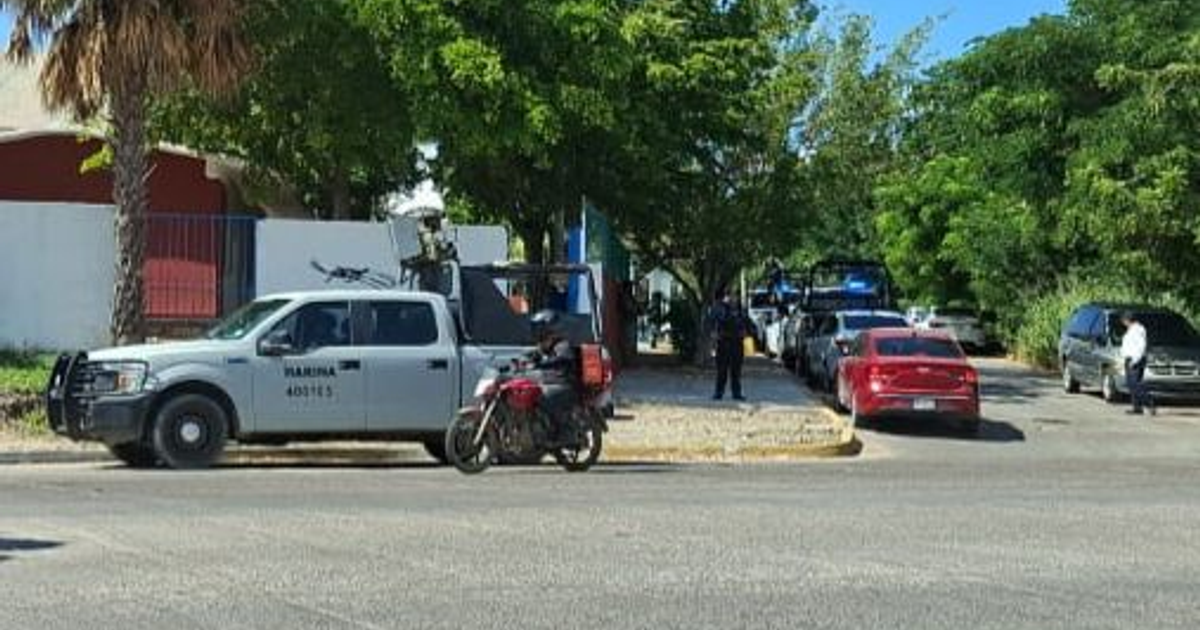 Operativo de seguridad en Mazatlán con vehículos de la marina y policías presentes