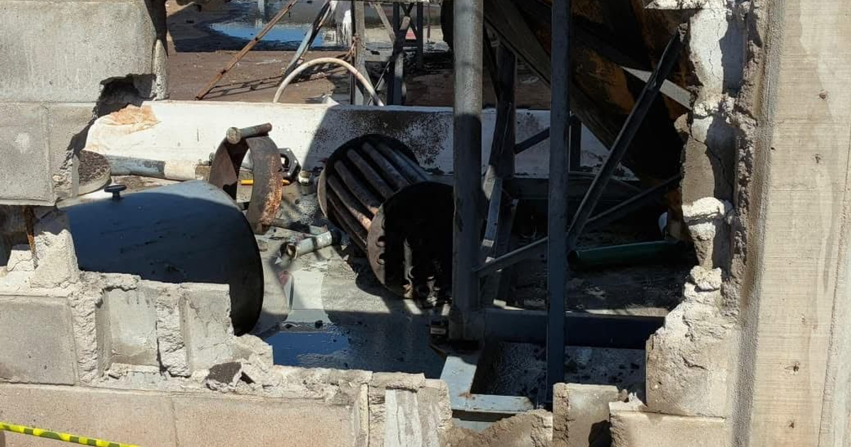 Estructura de cemento con agujero y maquinaria tras explosión en Siete Cerros
