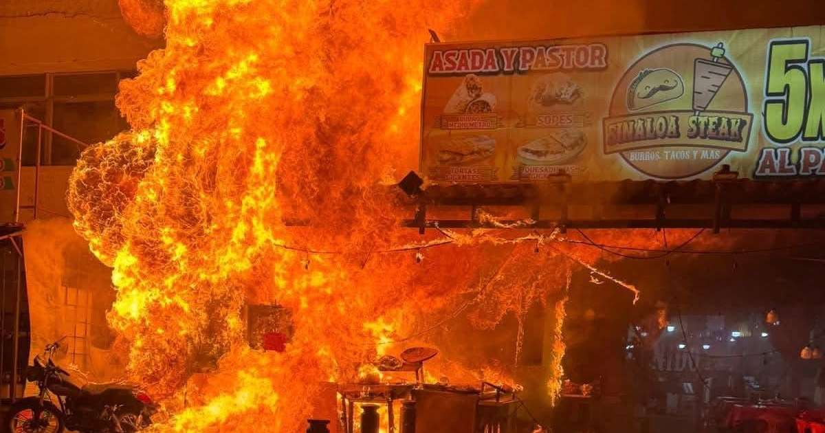 Explosión en taquería Sinaloa Steak en Mazatlán con fuego intenso y ambiente nocturno