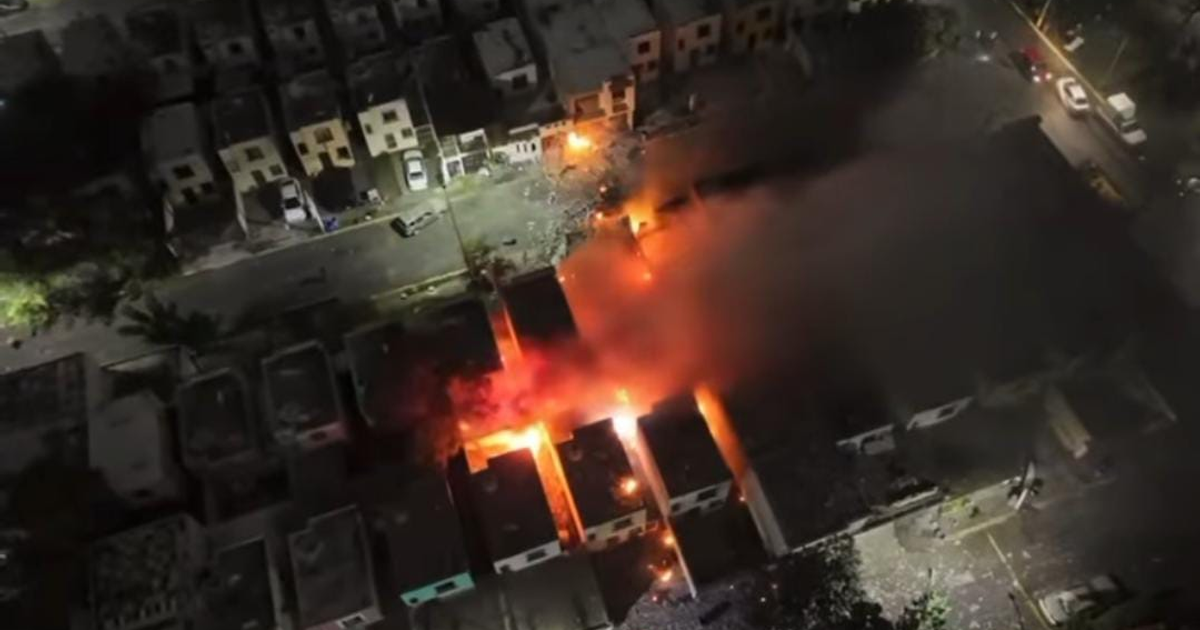 Vista aérea de incendio en Pesquería debido a explosión pirotécnica clandestina