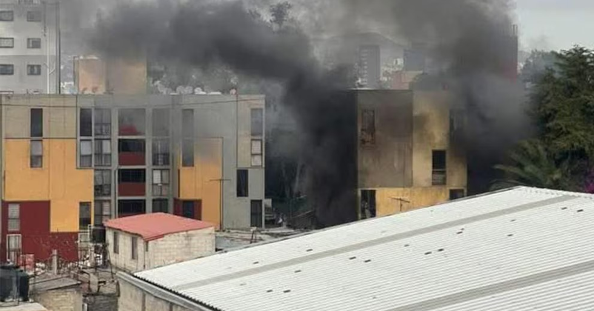 Edificio en llamas en Tlalnepantla tras explosión de gas natural