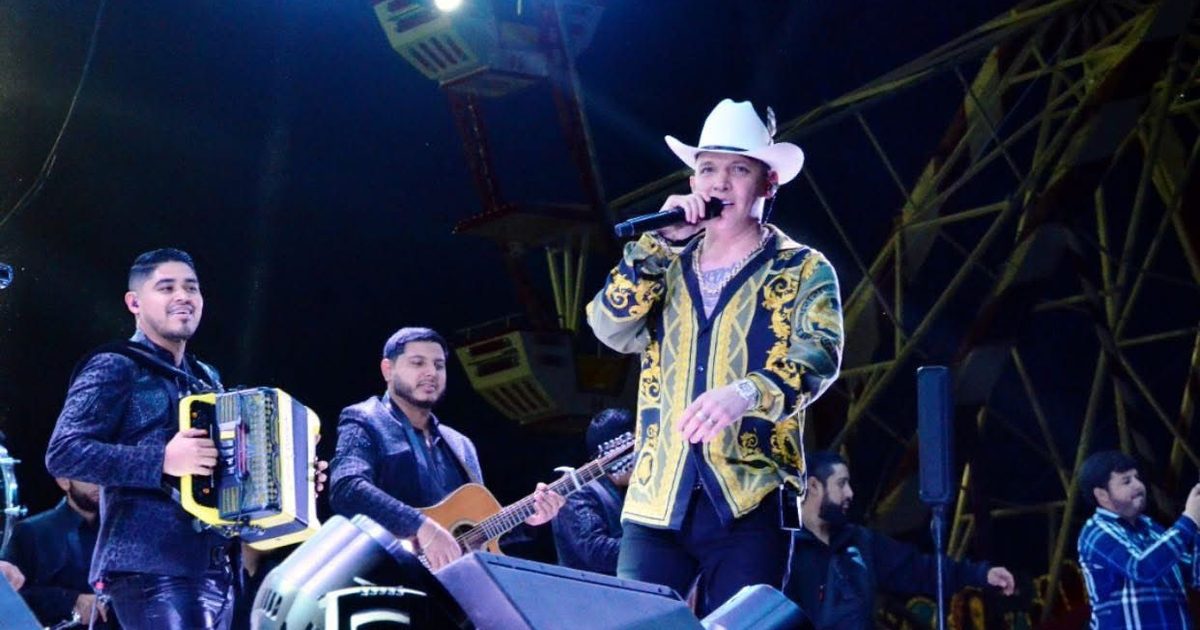 Concierto en la Expo Canaco 2025 con cantante y músicos en el escenario