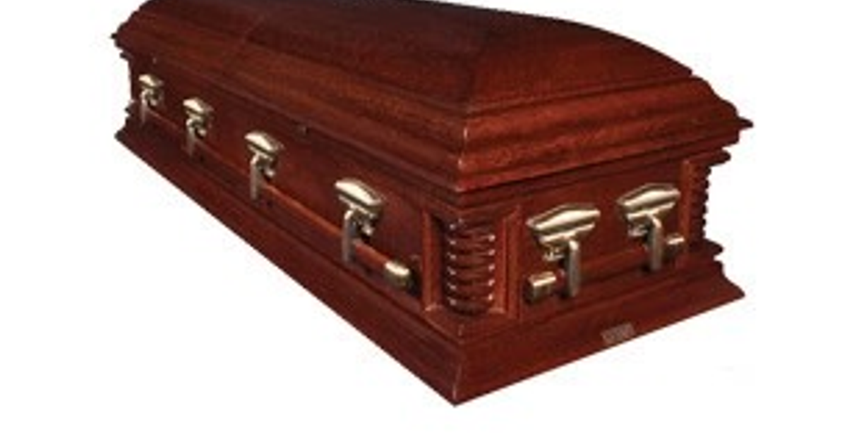 Ataúd marrón clásico con herrajes dorados, vinculado a un caso de extorsión en Sinaloa.