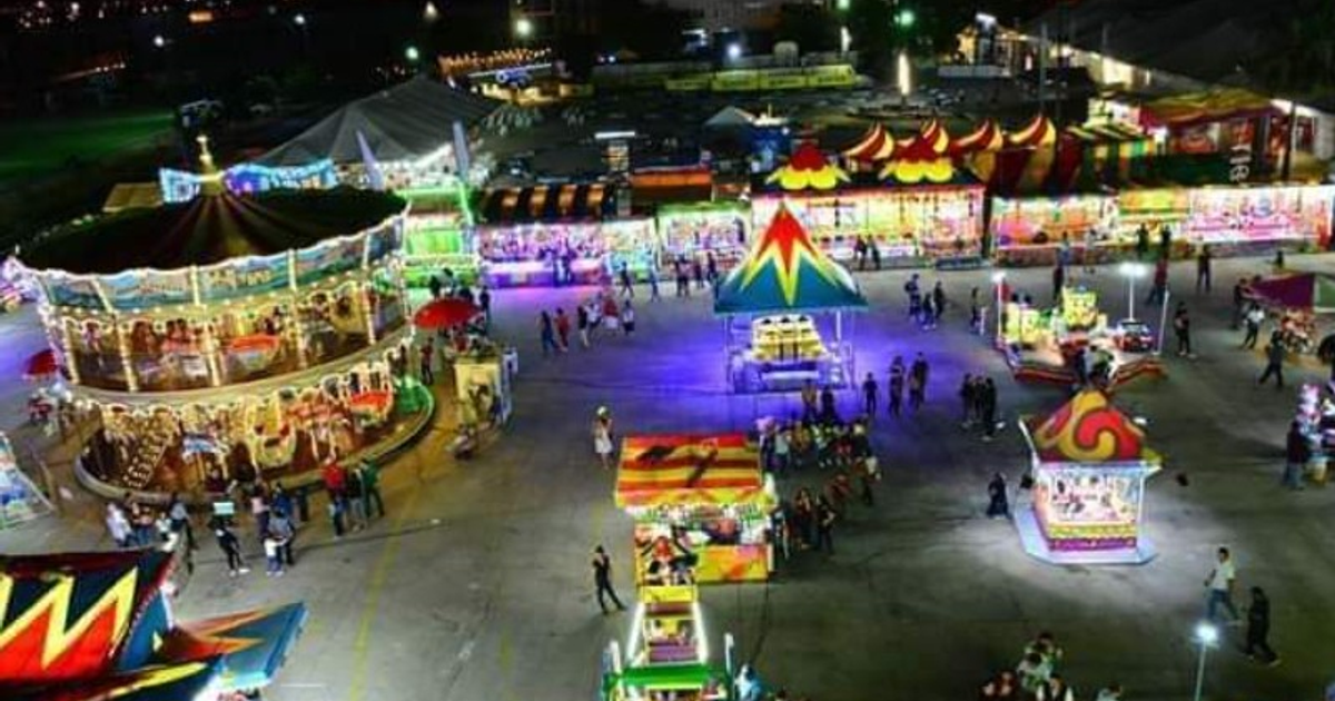 Feria Canaco de Los Mochis con noria iluminada y juegos mecánicos