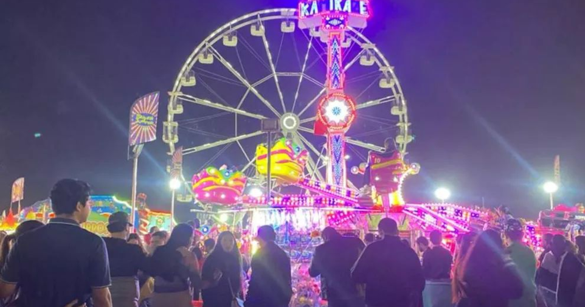 Rueda de la fortuna iluminada en la Feria Ganadera 2025 de Culiacán