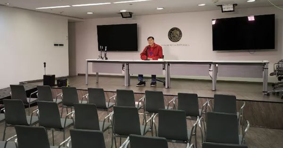 Senador Gerardo Fernández Noroña en conferencia en un salón vacío