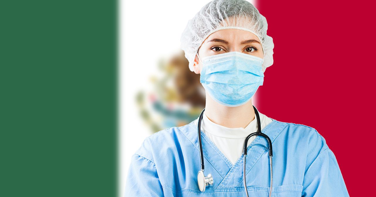 Médico con mascarilla frente a la bandera de México, representando cambios en la legislación de salud.