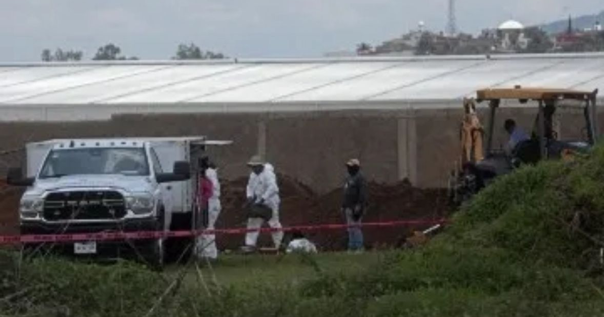 Escena de investigación forense en el Panteón de San Sebastianito, Tlaquepaque, con personal especializado y maquinaria pesada.