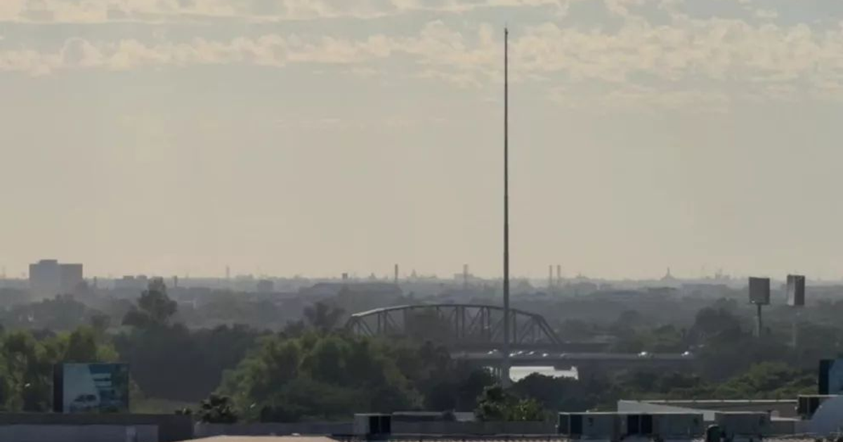 Paisaje urbano con edificios y puente bajo atmósfera brumosa, relacionado con el Frente Frío 14 en Sinaloa.