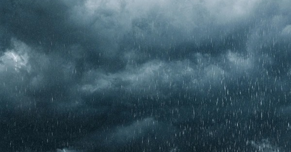 Cielo nublado con nubes oscuras y lluvia en Culiacán, Sinaloa, por el frente frío número 16.