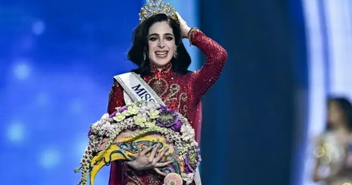 Fátima Bosch coronada como Miss Universo 2025, sosteniendo una corona y un ramo de flores, con un vestido rojo y una banda de 'MISS'.