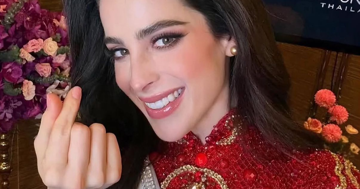 Persona sonriendo con atuendo brillante y fondo de flores, relacionada con Miss Universo 2025.