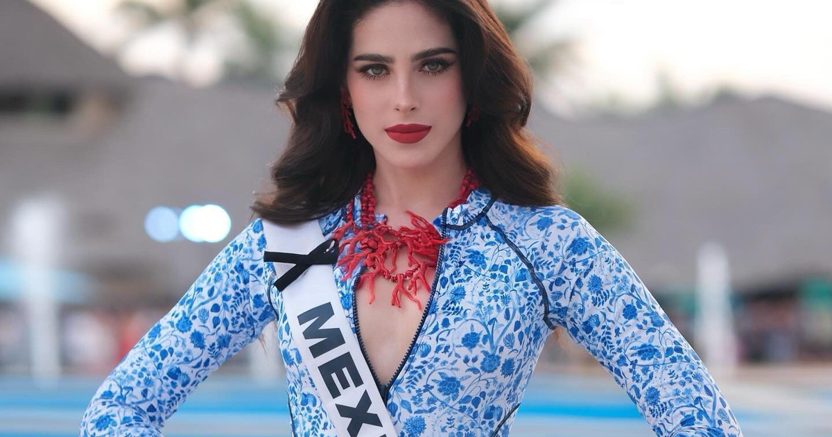 Fátima Bosch con traje floral azul y banda de 'MEXICO' en Miss Universe 2025