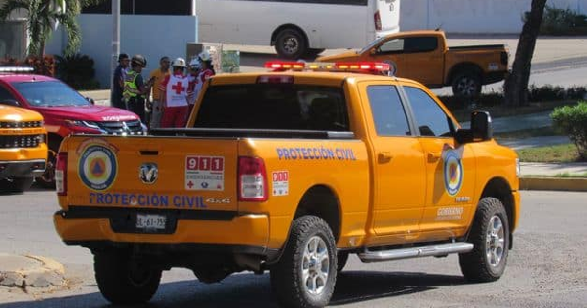 Camioneta de Protección Civil en emergencia por fuga de gas en Mazatlán