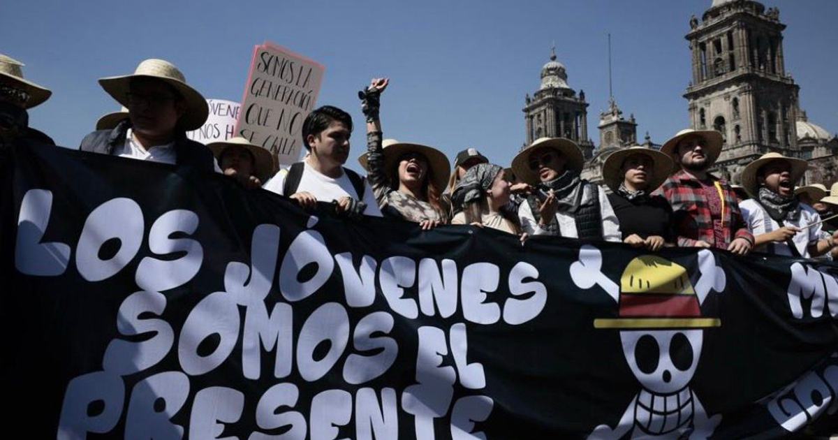 Jóvenes de la Generación Z protestando en Ciudad de México con pancarta 'LOS JÓVENES SOMOS EL PRESENTE'.