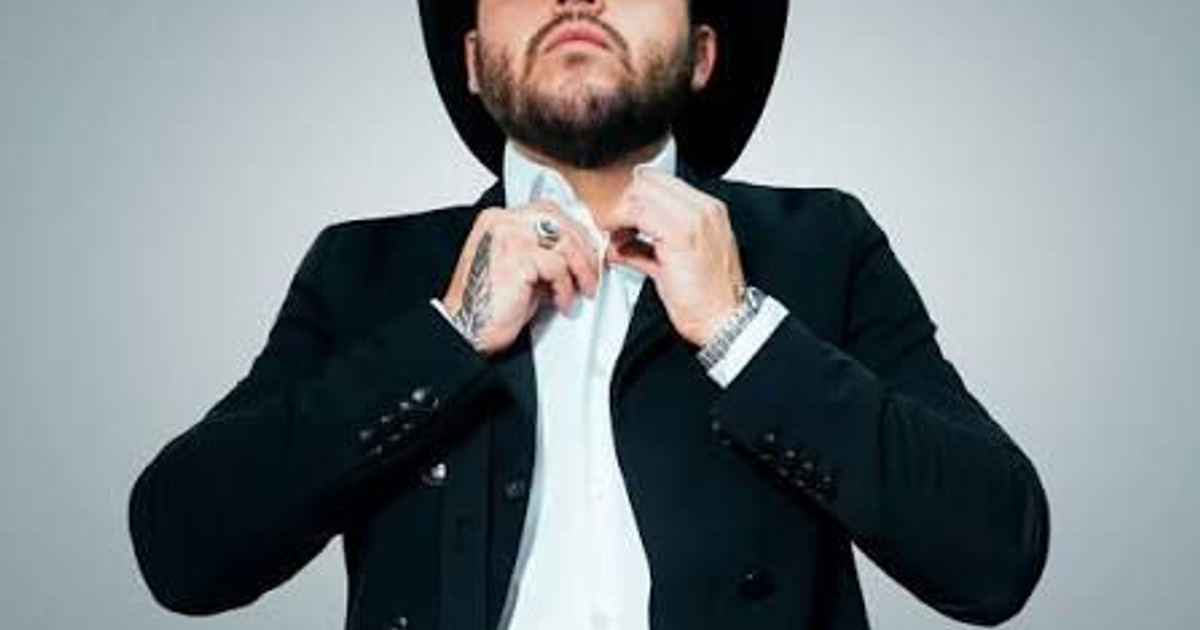 Gerardo Ortiz ajustándose la camisa antes de la sentencia por la Ley Kingpin