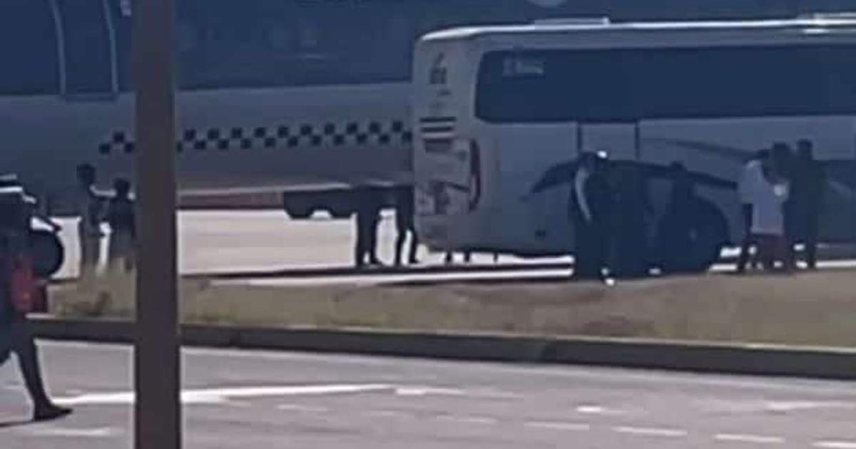 Autobús y avión en el Aeropuerto de Los Mochis durante despliegue de la Guardia Nacional