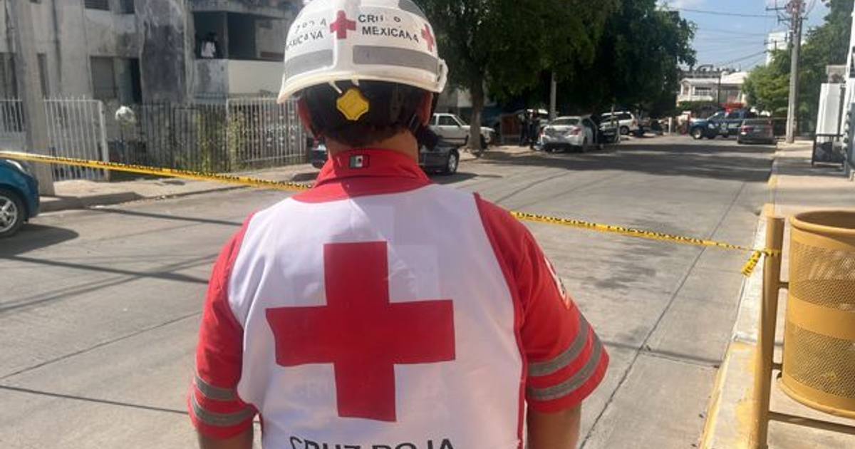 Paramédico de la Cruz Roja en escena de crimen en Culiacán, Sinaloa