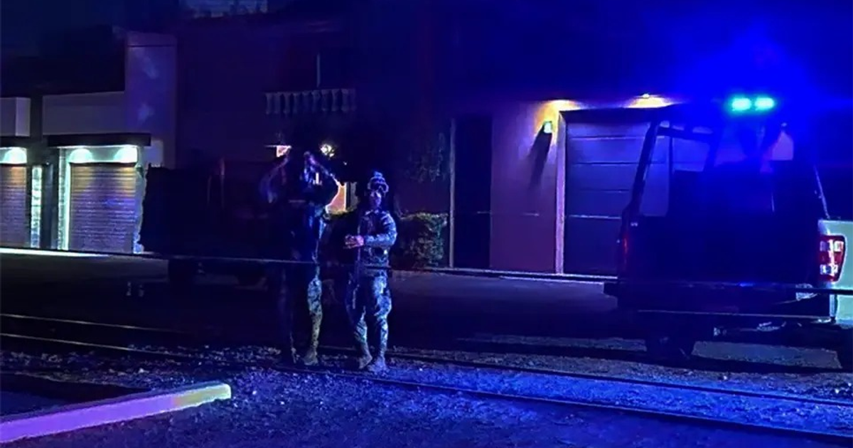 Entorno nocturno en Culiacán con presencia policial durante un incidente sospechoso.