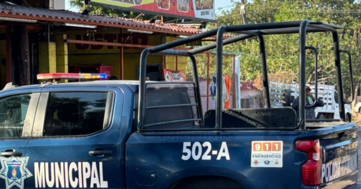 Camioneta de Policía Municipal con números de emergencia 911 en Navolato.