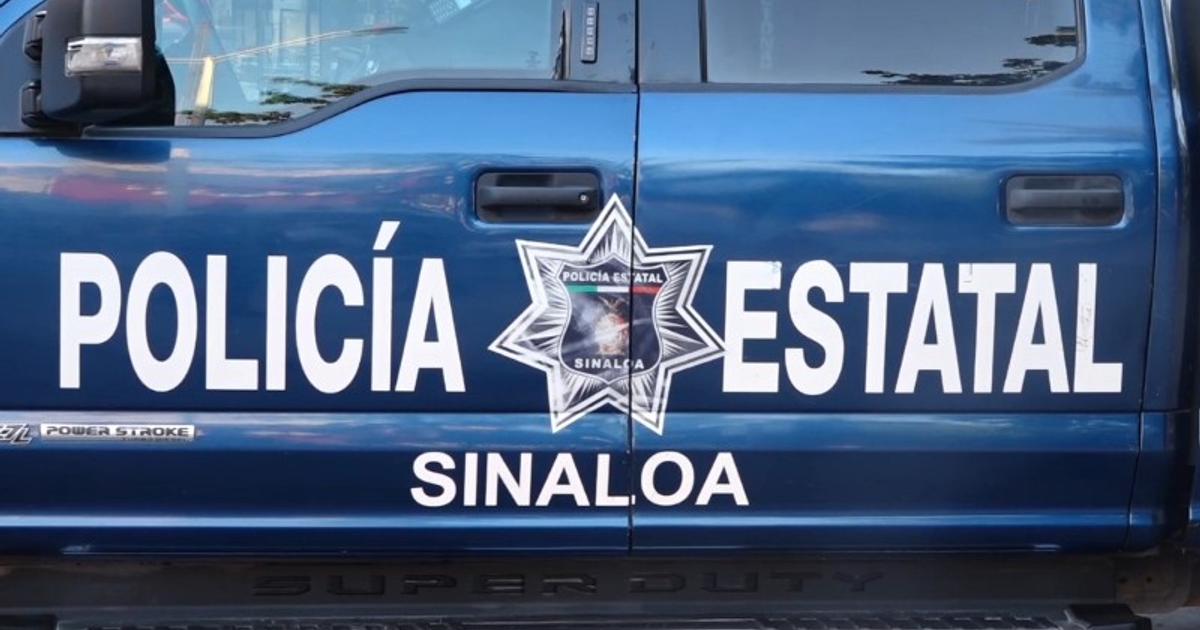 Puerta de un vehículo de la Policía Estatal de Sinaloa en la escena de un hallazgo en Juan José Ríos