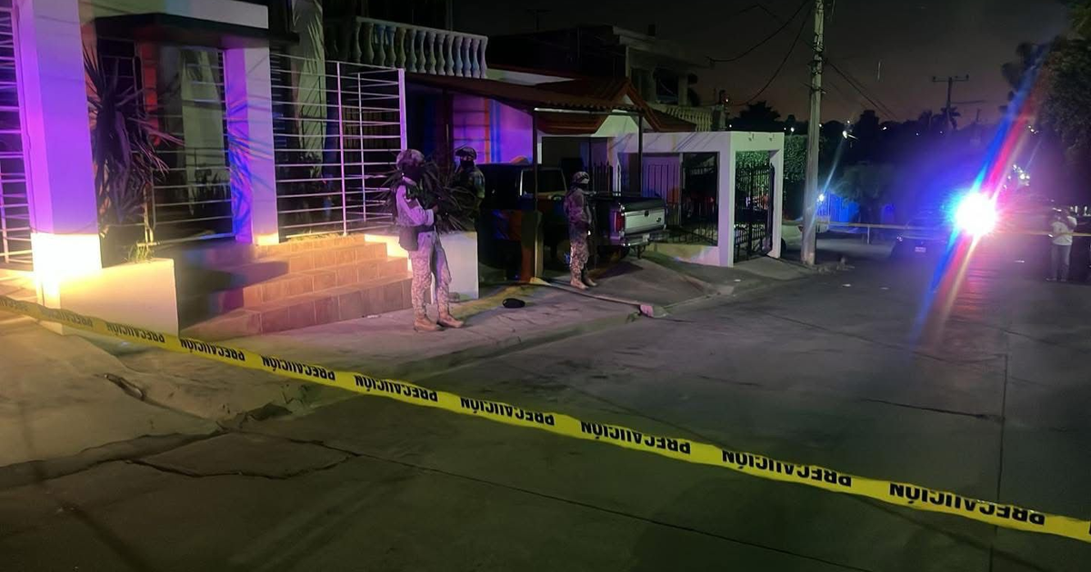 Operativo de seguridad nocturno en Culiacán con cordón amarillo y agentes en la escena.