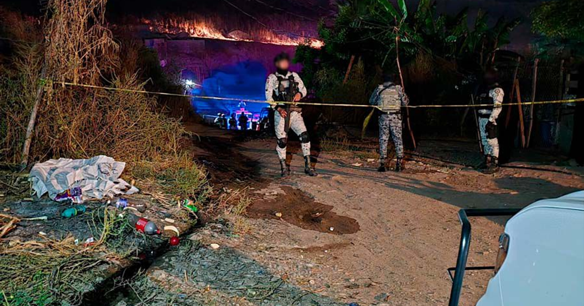 Fuerzas de seguridad en Culiacán delimitan área de investigación tras hallazgo de persona asesinada.