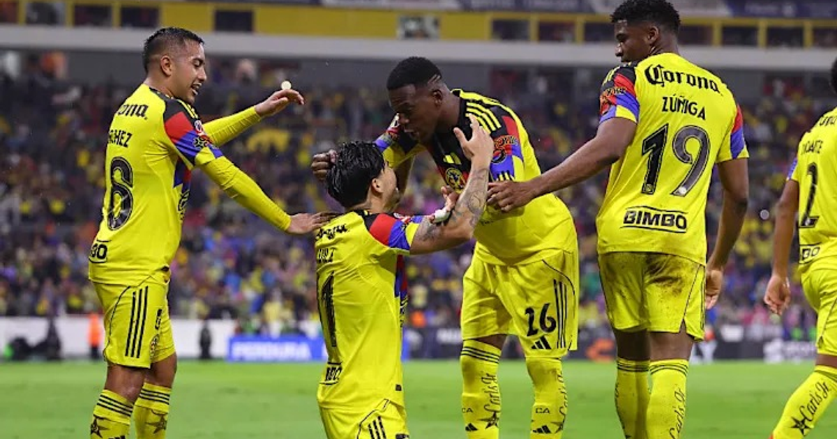 Jugadores de fútbol celebrando en el campo, con camisetas amarillas y detalles multicolores durante la Liguilla de Liga MX 2025