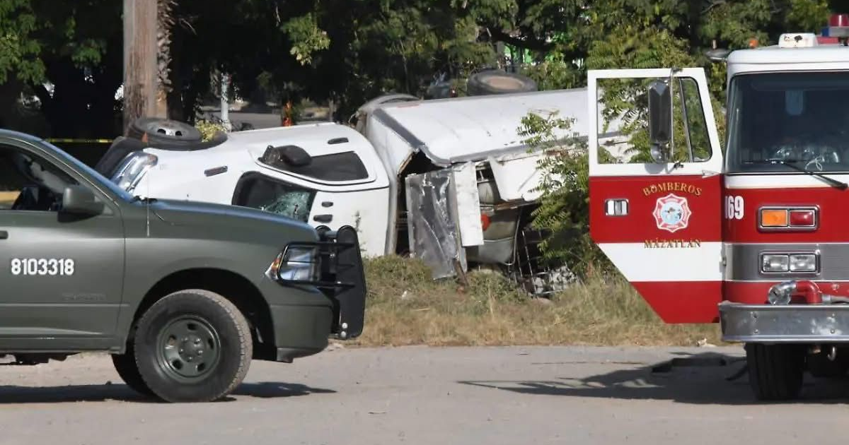 Escena de accidente con camión de bomberos y vehículo volcado en área de hierba en Mazatlán