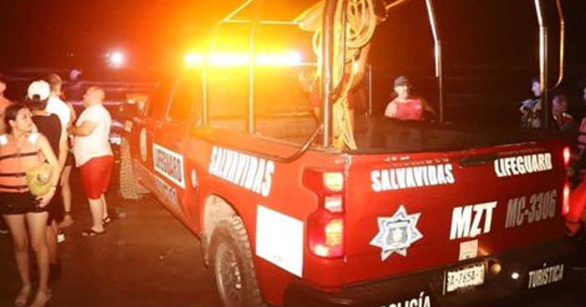 Vehículo de rescate rojo en operación nocturna en Mazatlán
