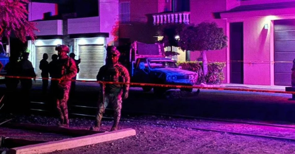 Operativo nocturno en Culiacán con agentes y vehículo azul en escena.