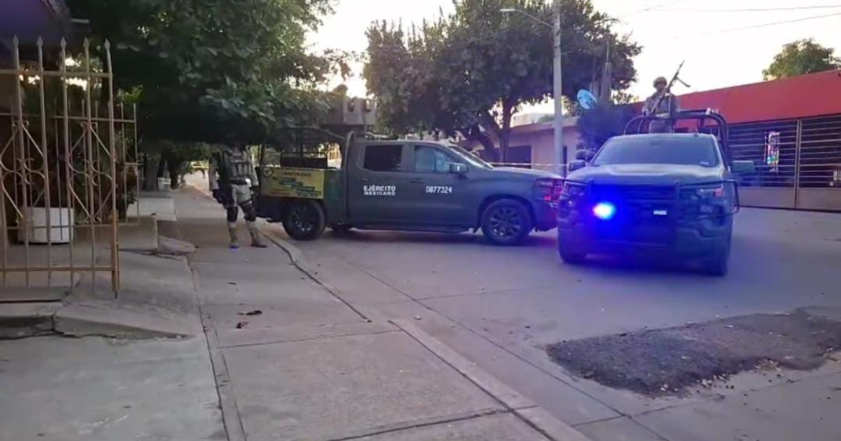 Camioneta militar y vehículo policial intervenidos en zona urbana tras homicidio en Culiacán.