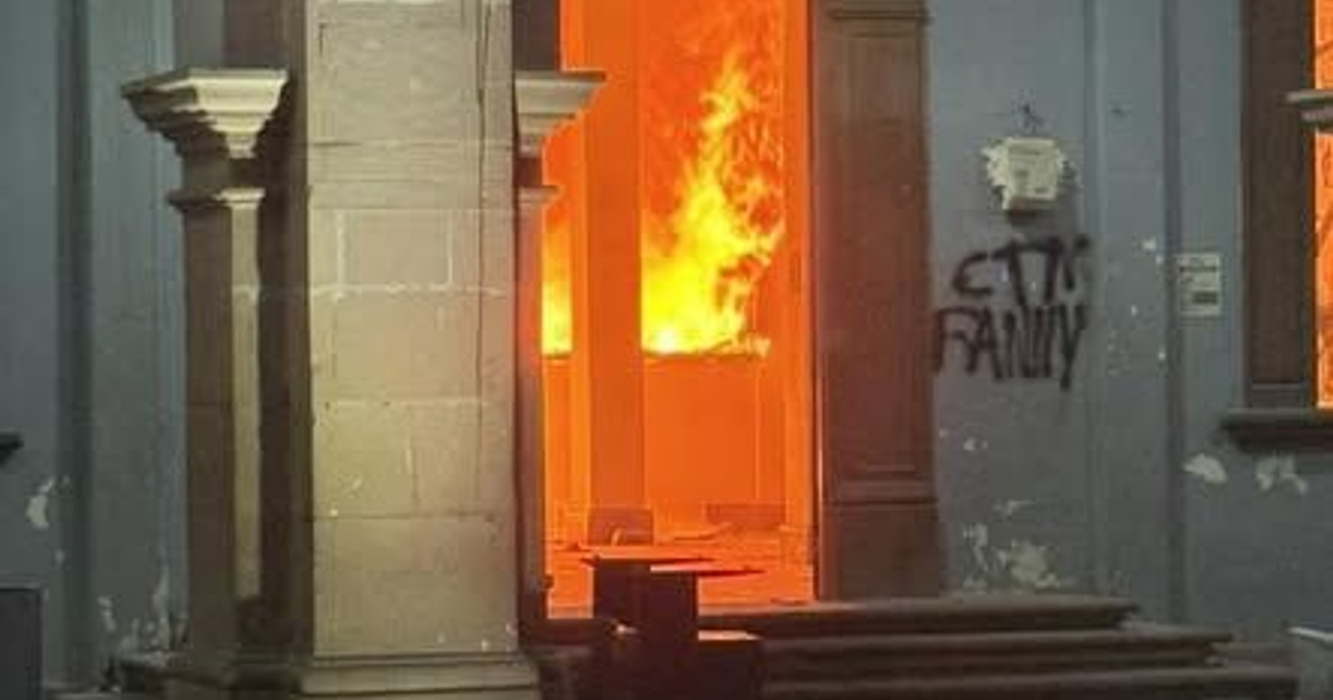 Incendio en el Palacio de Gobierno de Apatzingán con graffiti 'CTF FAMILY' visible