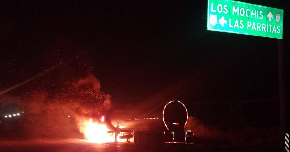 Tráiler cisterna incendiado en carretera durante la noche