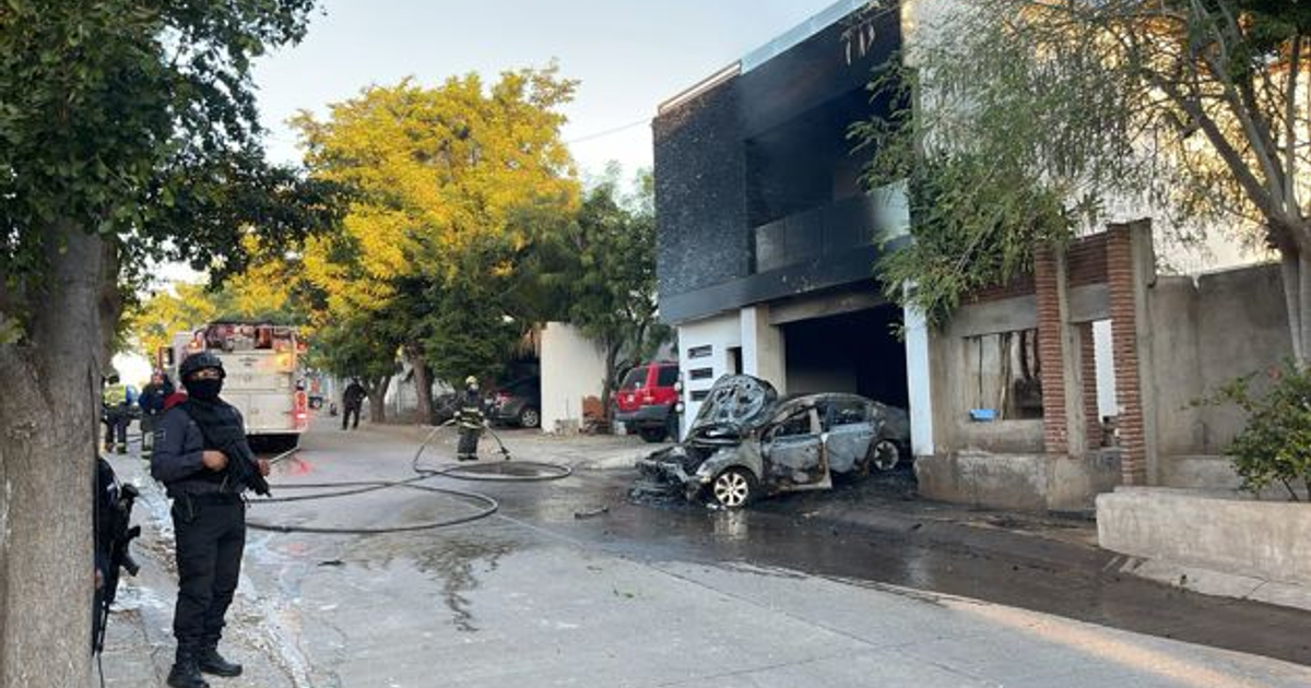Automóvil quemado y bomberos en escena de incendio en Culiacán