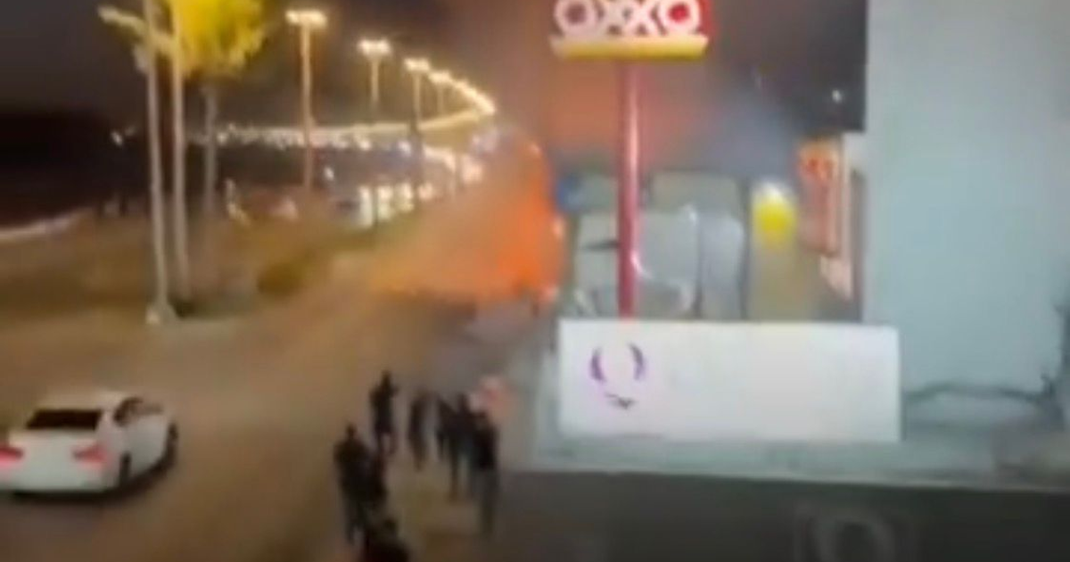 Escena nocturna en Mazatlán con OXXO y luz anaranjada, relacionada con incidente cercano.