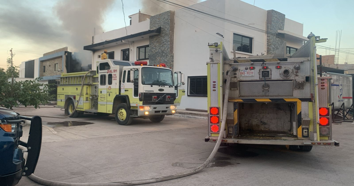 Bombero en acción controlando un incendio en bodega de persianas en Escuinapa