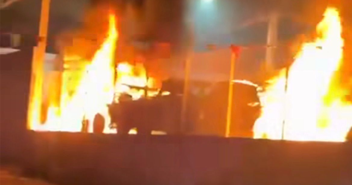Vehículo en llamas durante el incendio en el lote de carros Elite en Sinaloa