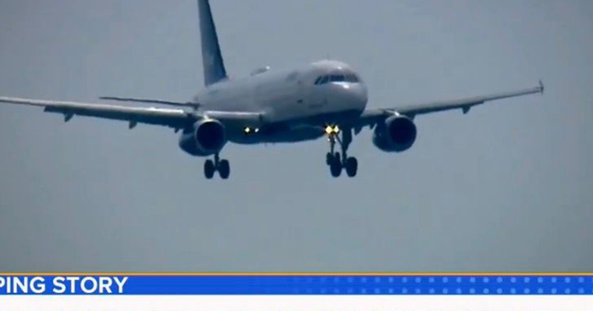 JetBlue A320 en aproximación de emergencia durante un día nublado