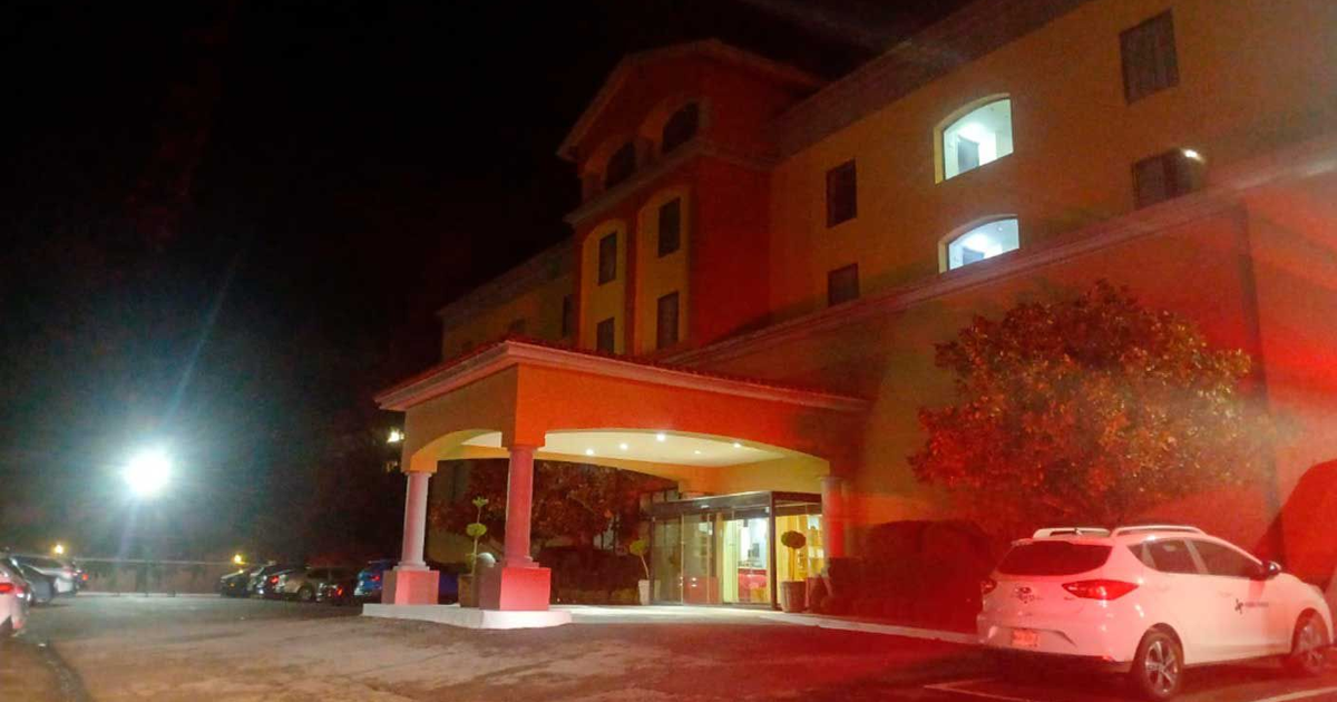 Hotel Fiesta Inn iluminado por la noche tras evacuación por monóxido de carbono, Nogales.